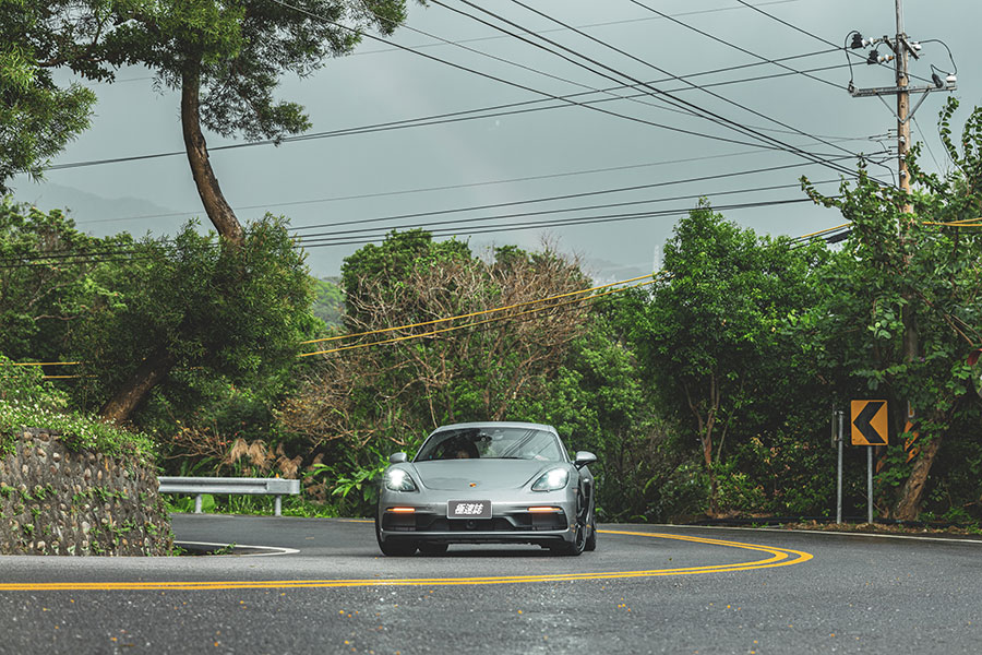 午後跑幾趟山,一處戶外古巴三明治收尾,凱門大鱷十足合乎我心。