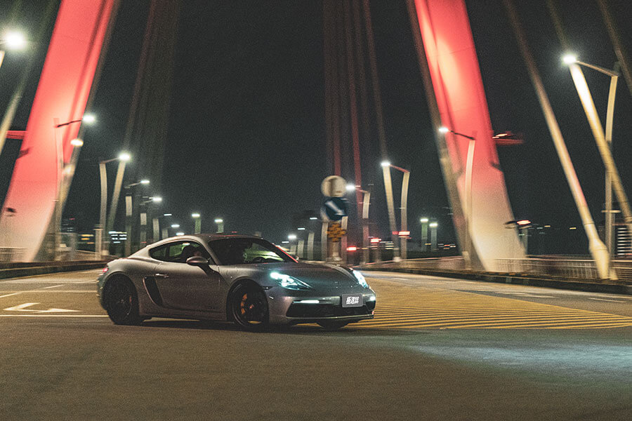 午後跑幾趟山,一處戶外古巴三明治收尾,凱門大鱷十足合乎我心。