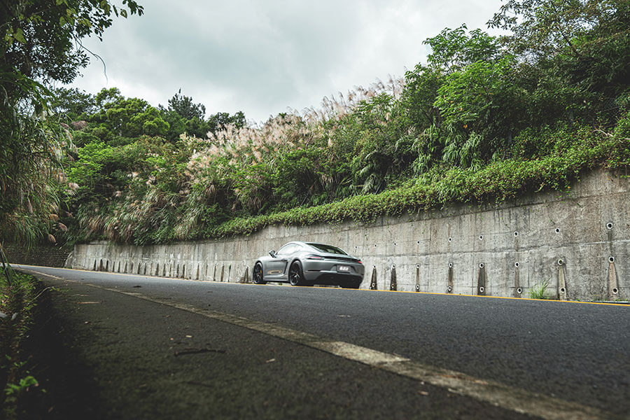 午後跑幾趟山,一處戶外古巴三明治收尾,凱門大鱷十足合乎我心。