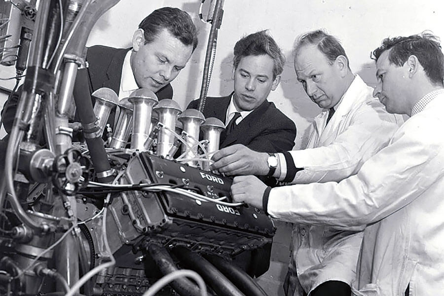 你是最偉大的在世汽車設計師，需要世上前所未見的最上乘V12，你會找誰幫忙呢？當然是Cosworth。