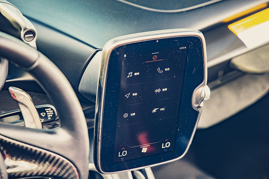 每個駕馭的動作都像在挑釁,你敢跟我一起瘋嗎?敢,那就來啊…..