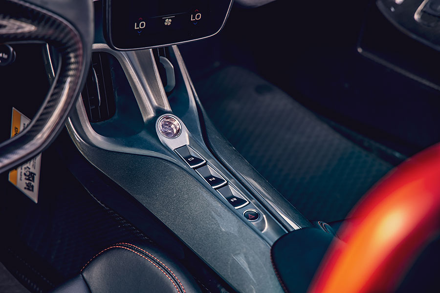 每個駕馭的動作都像在挑釁,你敢跟我一起瘋嗎?敢,那就來啊…..