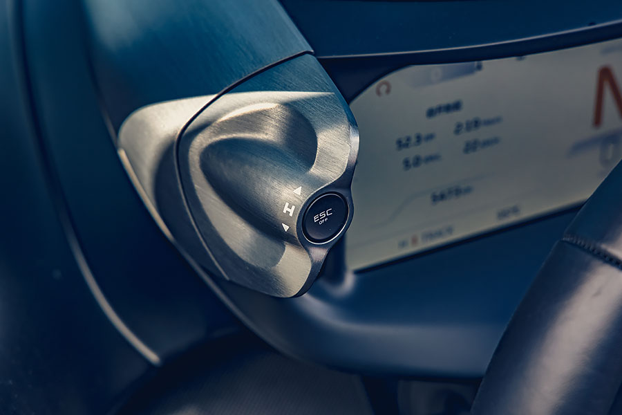 每個駕馭的動作都像在挑釁,你敢跟我一起瘋嗎?敢,那就來啊…..