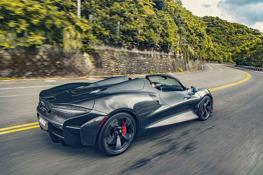 每個駕馭的動作都像在挑釁,你敢跟我一起瘋嗎?敢,那就來啊…..