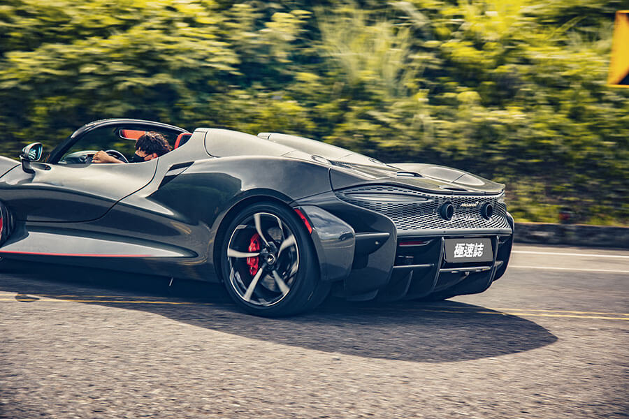 每個駕馭的動作都像在挑釁,你敢跟我一起瘋嗎?敢,那就來啊…..