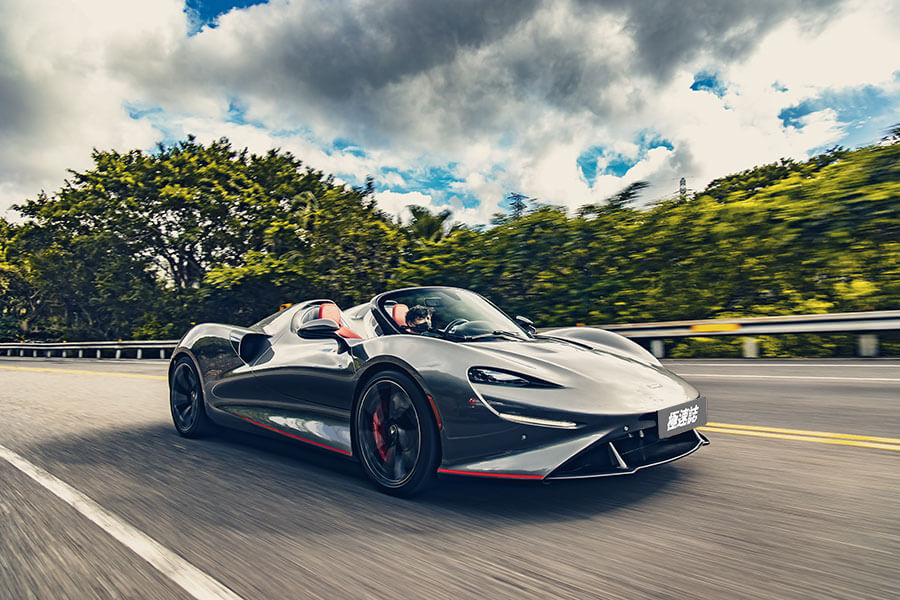 每個駕馭的動作都像在挑釁,你敢跟我一起瘋嗎?敢,那就來啊…..