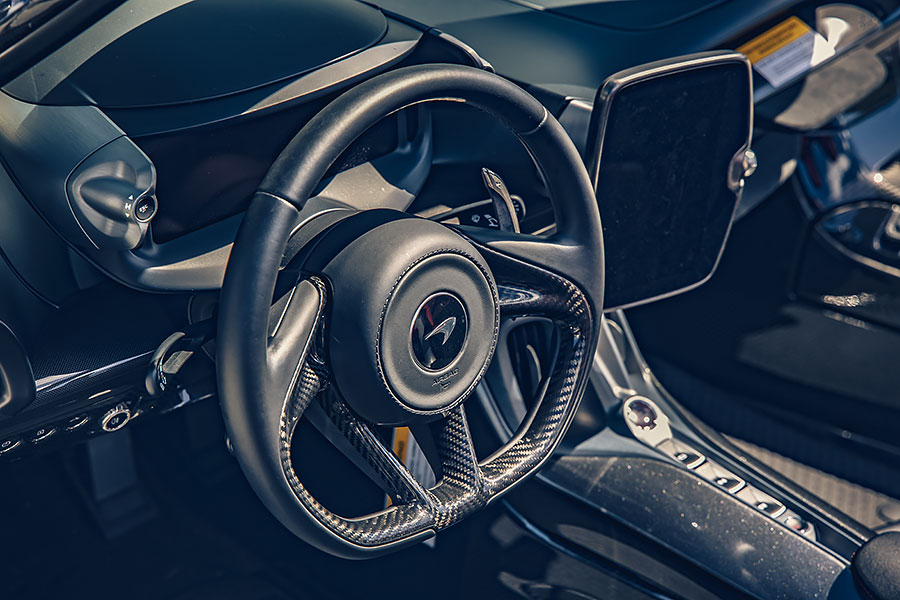 每個駕馭的動作都像在挑釁,你敢跟我一起瘋嗎?敢,那就來啊…..