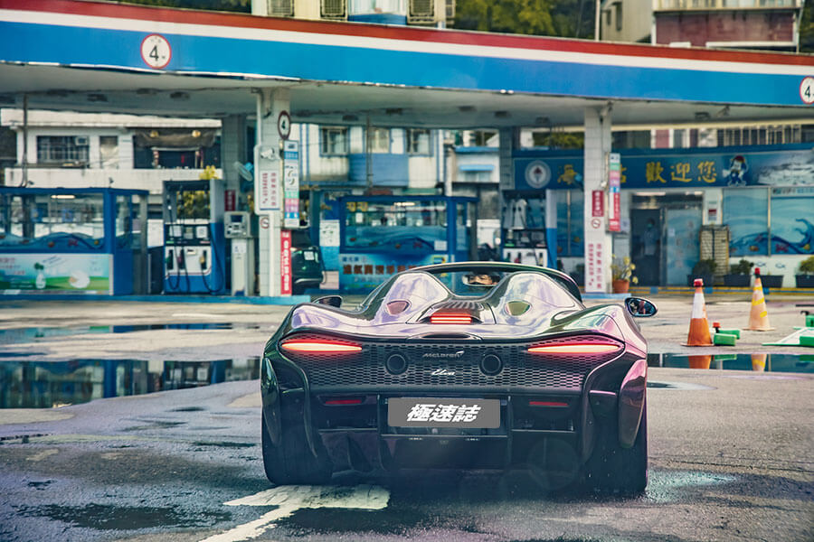 每個駕馭的動作都像在挑釁,你敢跟我一起瘋嗎?敢,那就來啊…..