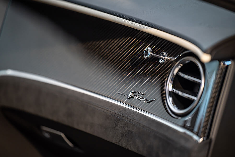 既然要追求極致駕馭樂趣,那又有什麼理由不選兼具豪華與性能的Speed車型呢?