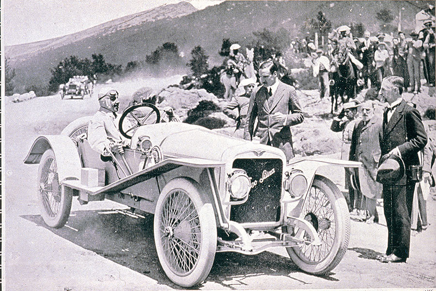 Hispano Suiza於1904年由Damián Mateu創立，至今公司仍掌握在同一個家族手中。在過去117 年的歷史裡，Hispano Suiza車輛的買家多屬國王、貴族和藝術家，全因為他們都十分視排他性、設計、技術、可靠性和車輛的風格。