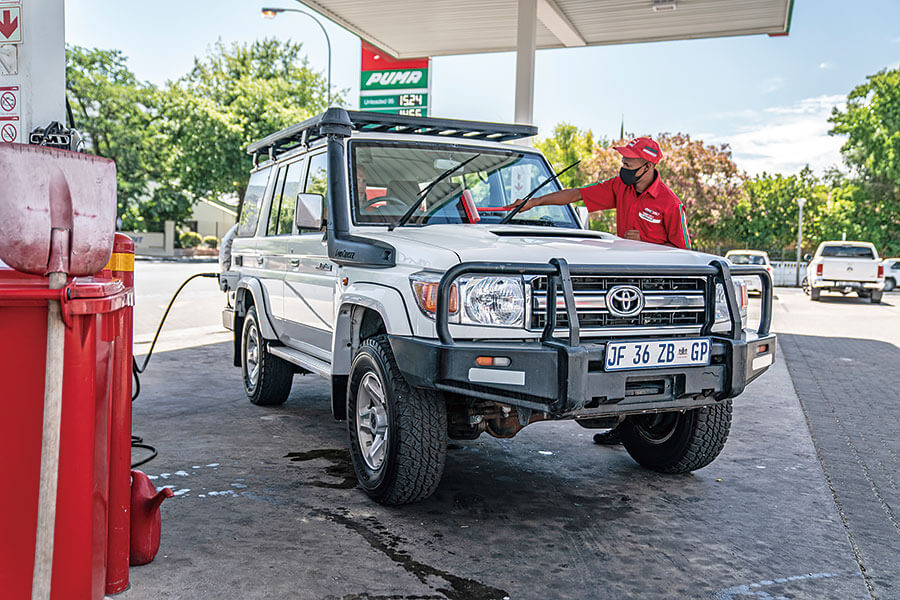 遠征南非最乾最熱人跡最罕至的未鋪裝道路,似乎不是慶祝七十大壽的典型活動,但Land Cruiser又豈是典型古來稀。