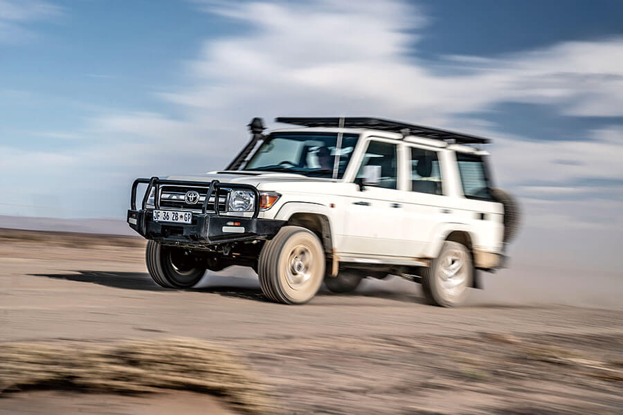 遠征南非最乾最熱人跡最罕至的未鋪裝道路,似乎不是慶祝七十大壽的典型活動,但Land Cruiser又豈是典型古來稀。