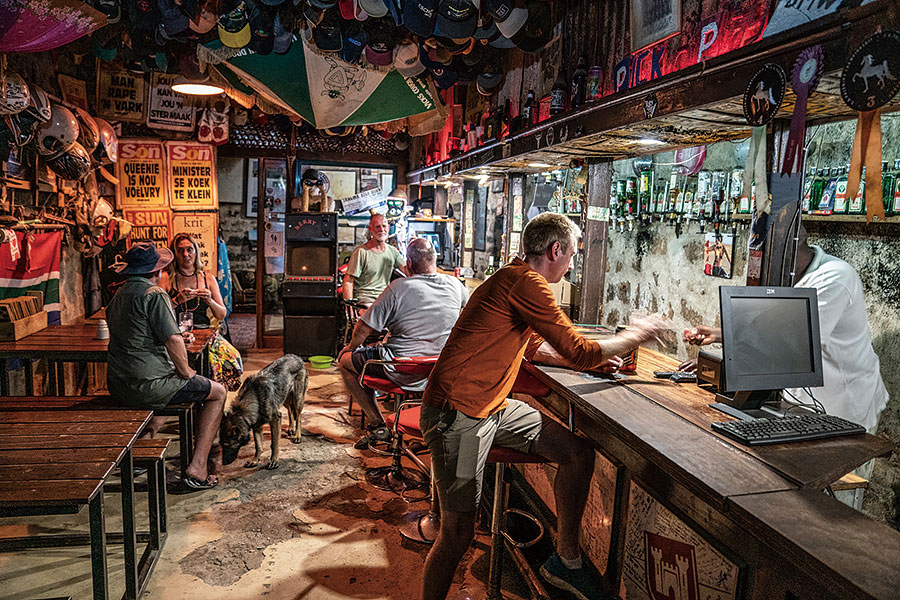 遠征南非最乾最熱人跡最罕至的未鋪裝道路,似乎不是慶祝七十大壽的典型活動,但Land Cruiser又豈是典型古來稀。