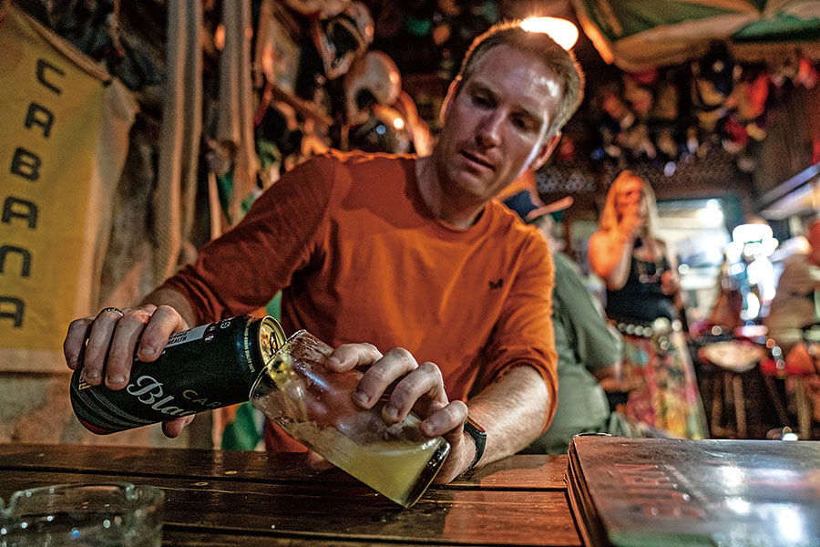 遠征南非最乾最熱人跡最罕至的未鋪裝道路,似乎不是慶祝七十大壽的典型活動,但Land Cruiser又豈是典型古來稀。