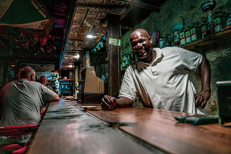 遠征南非最乾最熱人跡最罕至的未鋪裝道路,似乎不是慶祝七十大壽的典型活動,但Land Cruiser又豈是典型古來稀。