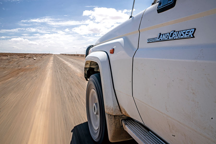 遠征南非最乾最熱人跡最罕至的未鋪裝道路,似乎不是慶祝七十大壽的典型活動,但Land Cruiser又豈是典型古來稀。