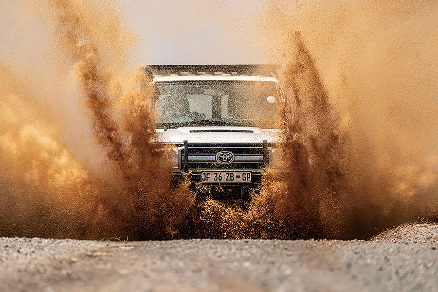 遠征南非最乾最熱人跡最罕至的未鋪裝道路,似乎不是慶祝七十大壽的典型活動,但Land Cruiser又豈是典型古來稀。