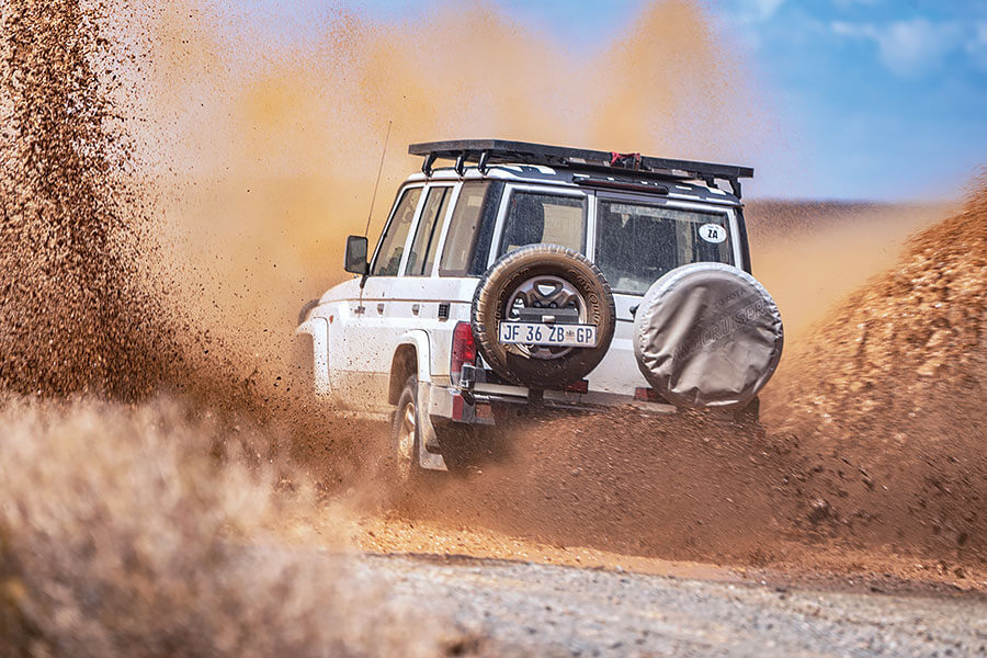 遠征南非最乾最熱人跡最罕至的未鋪裝道路,似乎不是慶祝七十大壽的典型活動,但Land Cruiser又豈是典型古來稀。
