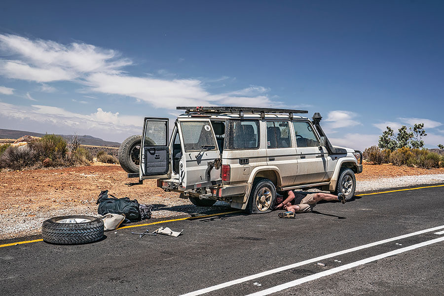 遠征南非最乾最熱人跡最罕至的未鋪裝道路，似乎不是慶祝七十大壽的典型活動，但Land Cruiser又豈是典型古來稀。