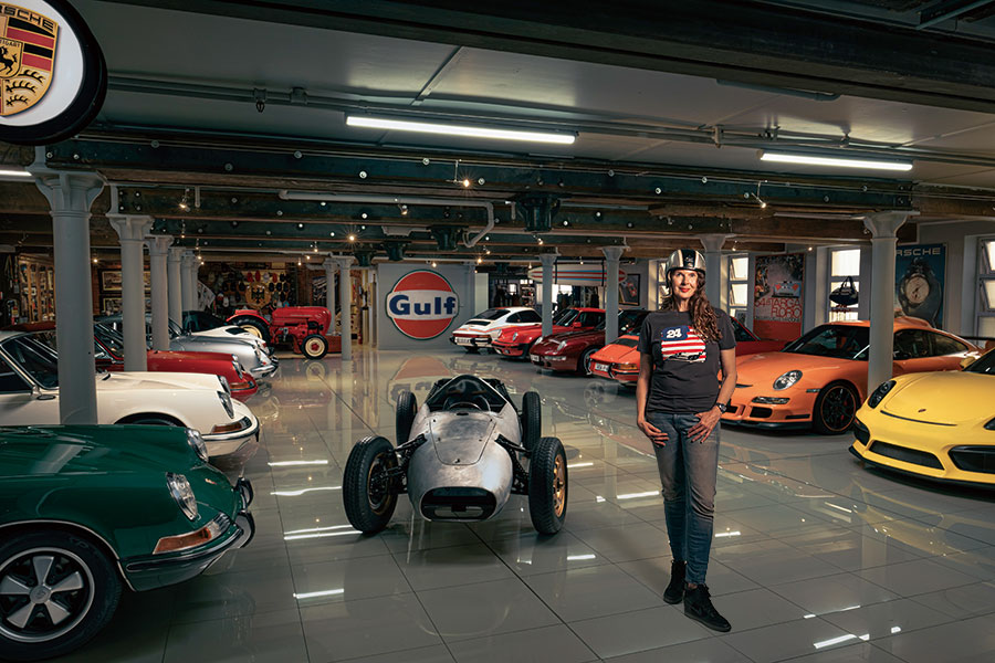 一看就知這個陣容鼎盛的南非汽車收藏系列不是男子漢的遊戲。她是醉心保時捷的發燒友,在斯圖加特以南擁有世上其中一個最令人讚嘆的珍藏系列。