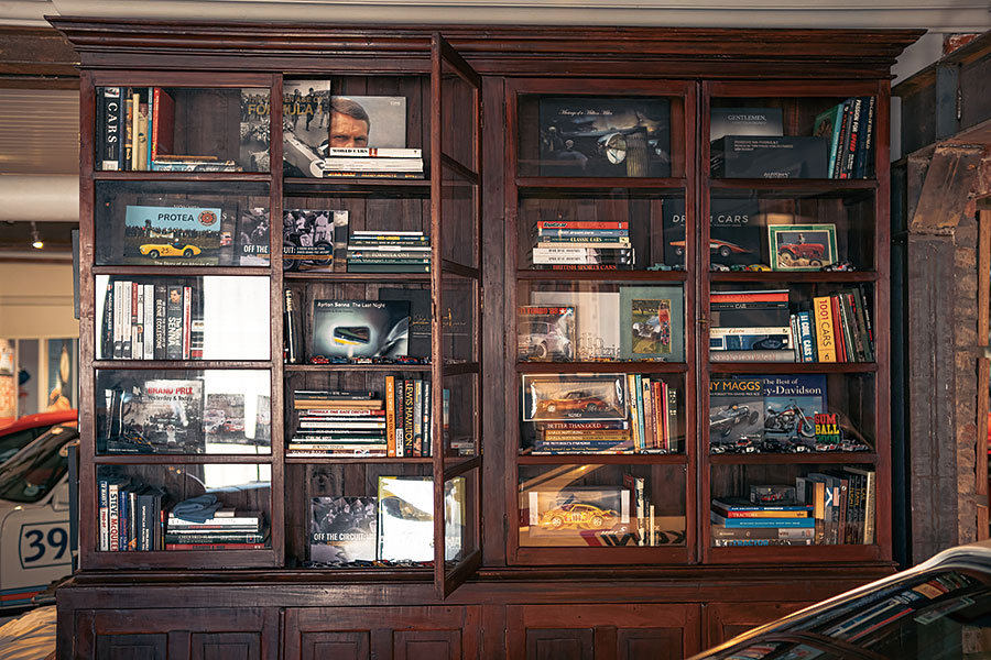 一看就知這個陣容鼎盛的南非汽車收藏系列不是男子漢的遊戲。她是醉心保時捷的發燒友,在斯圖加特以南擁有世上其中一個最令人讚嘆的珍藏系列。