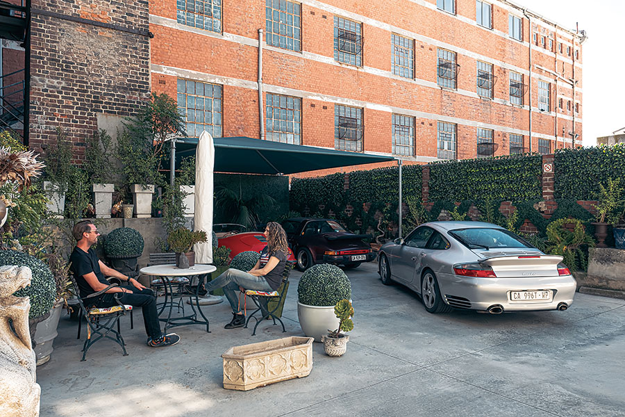 一看就知這個陣容鼎盛的南非汽車收藏系列不是男子漢的遊戲。她是醉心保時捷的發燒友,在斯圖加特以南擁有世上其中一個最令人讚嘆的珍藏系列。