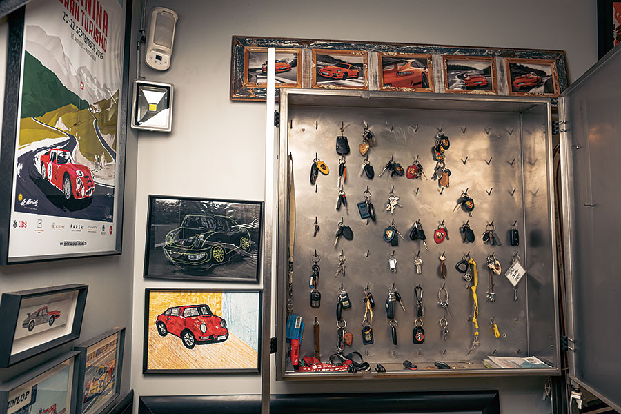 一看就知這個陣容鼎盛的南非汽車收藏系列不是男子漢的遊戲。她是醉心保時捷的發燒友,在斯圖加特以南擁有世上其中一個最令人讚嘆的珍藏系列。