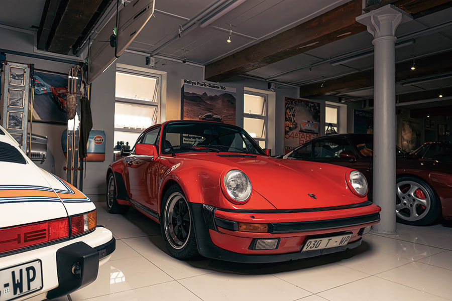 一看就知這個陣容鼎盛的南非汽車收藏系列不是男子漢的遊戲。她是醉心保時捷的發燒友,在斯圖加特以南擁有世上其中一個最令人讚嘆的珍藏系列。