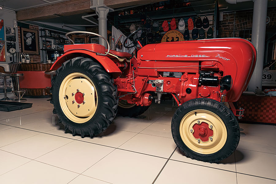 一看就知這個陣容鼎盛的南非汽車收藏系列不是男子漢的遊戲。她是醉心保時捷的發燒友,在斯圖加特以南擁有世上其中一個最令人讚嘆的珍藏系列。