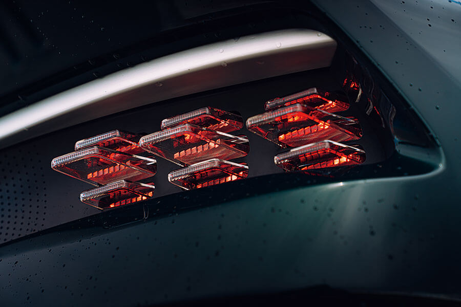 007請退開,是時候探索一下Aston Martin實實在在的絕密計劃。