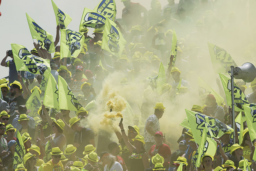 伍茲;阿里;冼拿……羅西?隨著MotoGP最偉大的表演者高掛車靴,最熟悉其人其事的專家欲問一聲是甚麼令他如此特出?