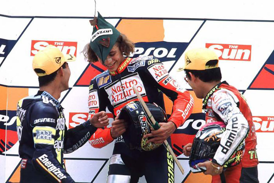 廿五載屹立頂端會風雲。