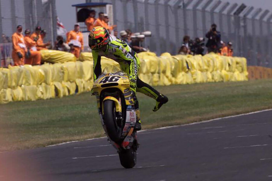 廿五載屹立頂端會風雲。