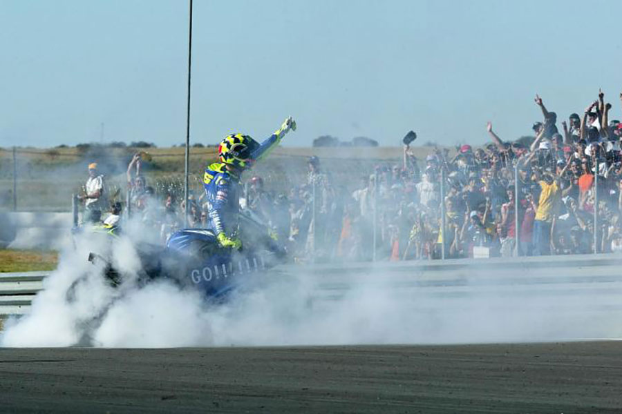 廿五載屹立頂端會風雲。