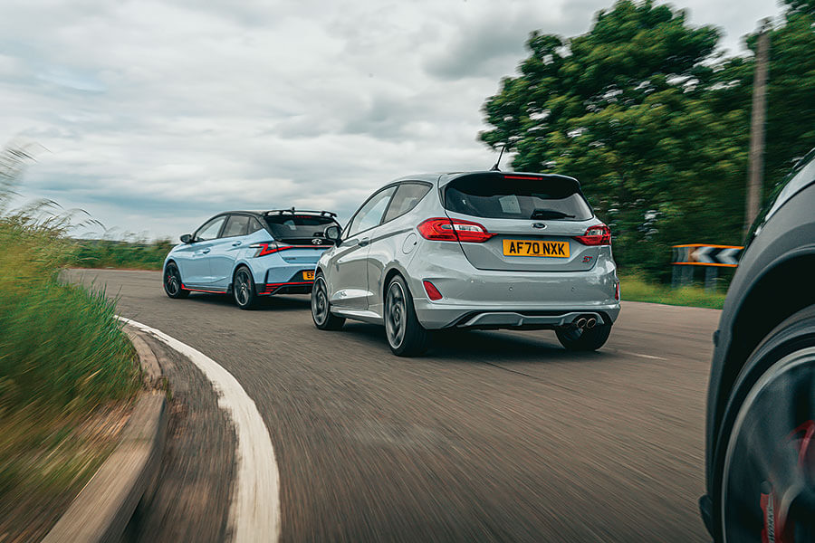 令人神往的福特Fiesta ST實在太無敵,幾乎所有對手都為之退避三舍,Mini修訂版和全新超級現代有本事拉長勝將軍下馬乎?