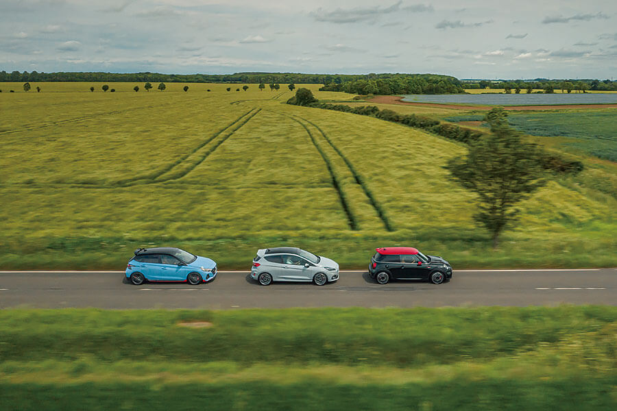 令人神往的福特Fiesta ST實在太無敵,幾乎所有對手都為之退避三舍,Mini修訂版和全新超級現代有本事拉長勝將軍下馬乎?