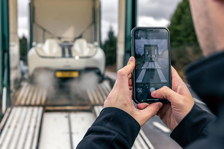 你會為一無所缺的億萬富翁製作甚麼東西呢?不就是沒有擋風窗、車頂和道理可言的超跑囉。我們有幸在某個翻風日子獨佔這些終極speedster,試招場地顯然非蘇格蘭莫屬。