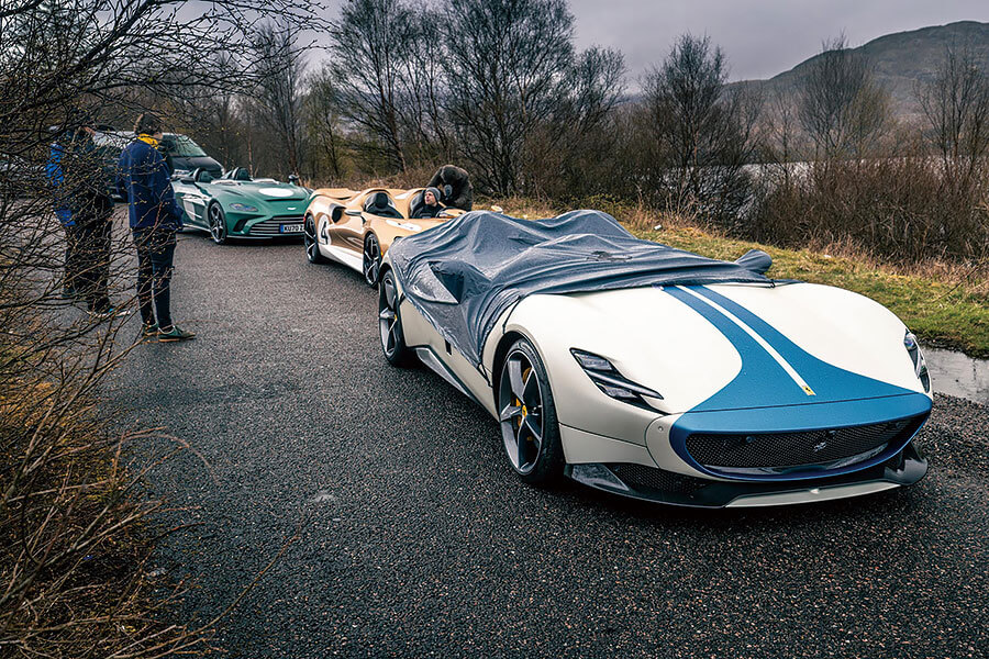 你會為一無所缺的億萬富翁製作甚麼東西呢?不就是沒有擋風窗、車頂和道理可言的超跑囉。我們有幸在某個翻風日子獨佔這些終極speedster,試招場地顯然非蘇格蘭莫屬。