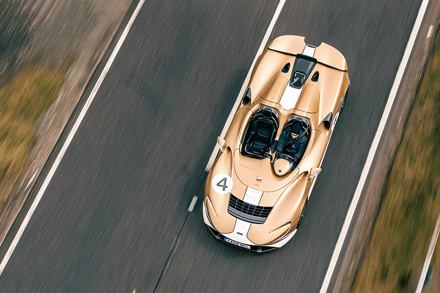 你會為一無所缺的億萬富翁製作甚麼東西呢?不就是沒有擋風窗、車頂和道理可言的超跑囉。我們有幸在某個翻風日子獨佔這些終極speedster,試招場地顯然非蘇格蘭莫屬。