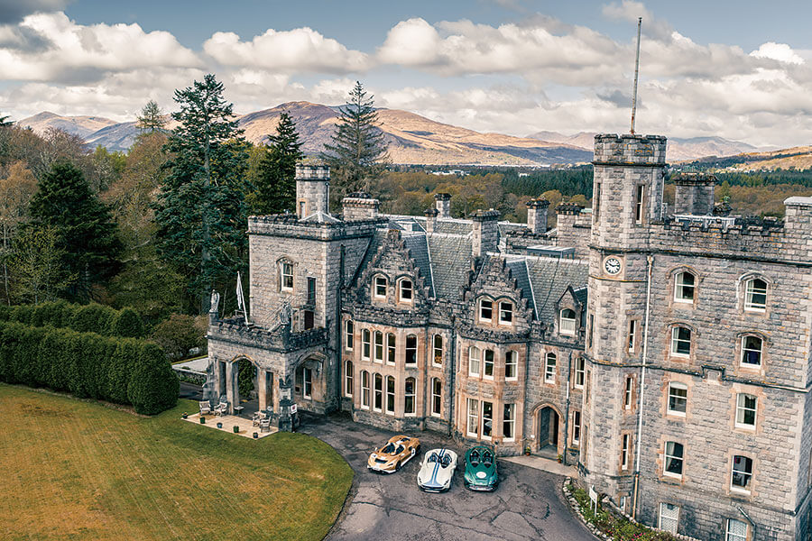 你會為一無所缺的億萬富翁製作甚麼東西呢?不就是沒有擋風窗、車頂和道理可言的超跑囉。我們有幸在某個翻風日子獨佔這些終極speedster,試招場地顯然非蘇格蘭莫屬。