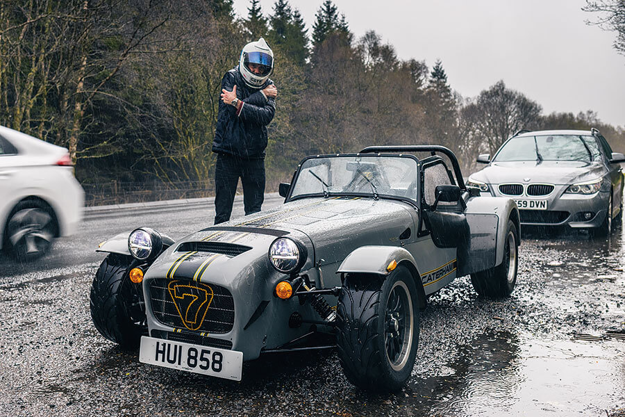 你會為一無所缺的億萬富翁製作甚麼東西呢?不就是沒有擋風窗、車頂和道理可言的超跑囉。我們有幸在某個翻風日子獨佔這些終極speedster,試招場地顯然非蘇格蘭莫屬。