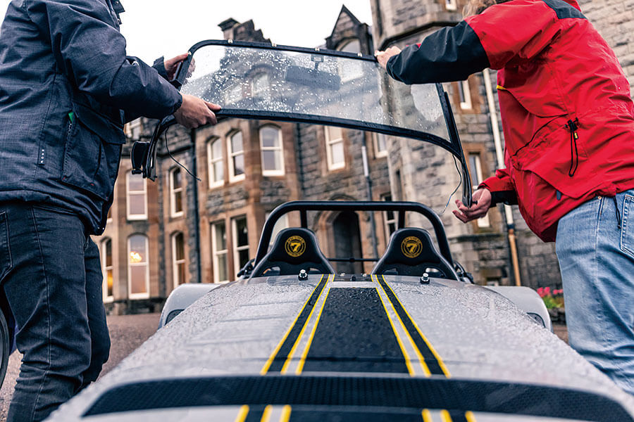 你會為一無所缺的億萬富翁製作甚麼東西呢?不就是沒有擋風窗、車頂和道理可言的超跑囉。我們有幸在某個翻風日子獨佔這些終極speedster,試招場地顯然非蘇格蘭莫屬。