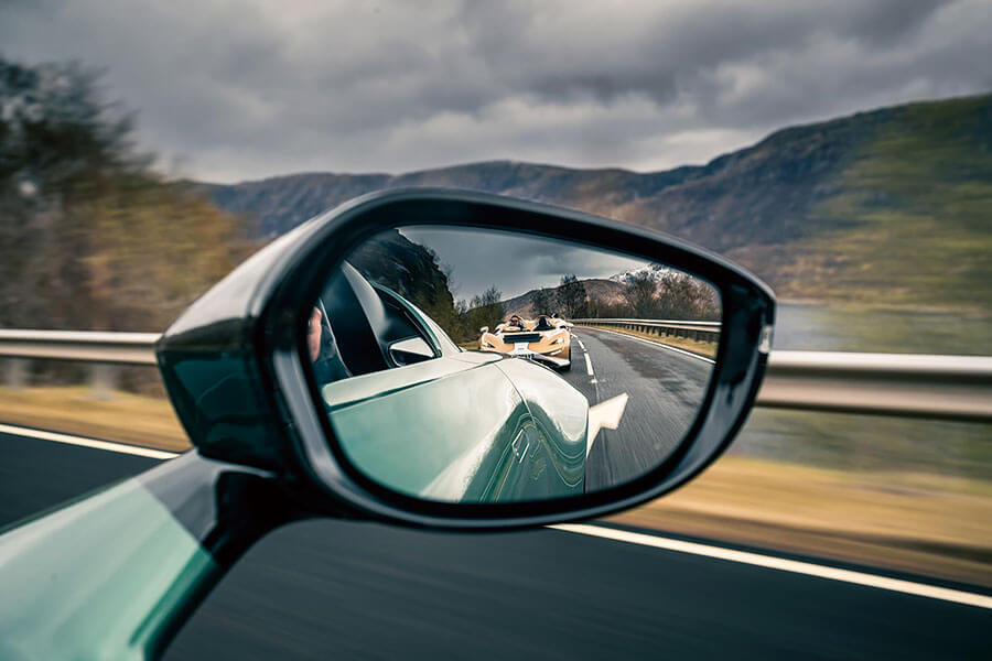你會為一無所缺的億萬富翁製作甚麼東西呢?不就是沒有擋風窗、車頂和道理可言的超跑囉。我們有幸在某個翻風日子獨佔這些終極speedster,試招場地顯然非蘇格蘭莫屬。