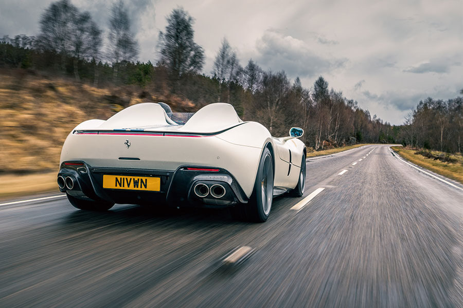 你會為一無所缺的億萬富翁製作甚麼東西呢?不就是沒有擋風窗、車頂和道理可言的超跑囉。我們有幸在某個翻風日子獨佔這些終極speedster,試招場地顯然非蘇格蘭莫屬。