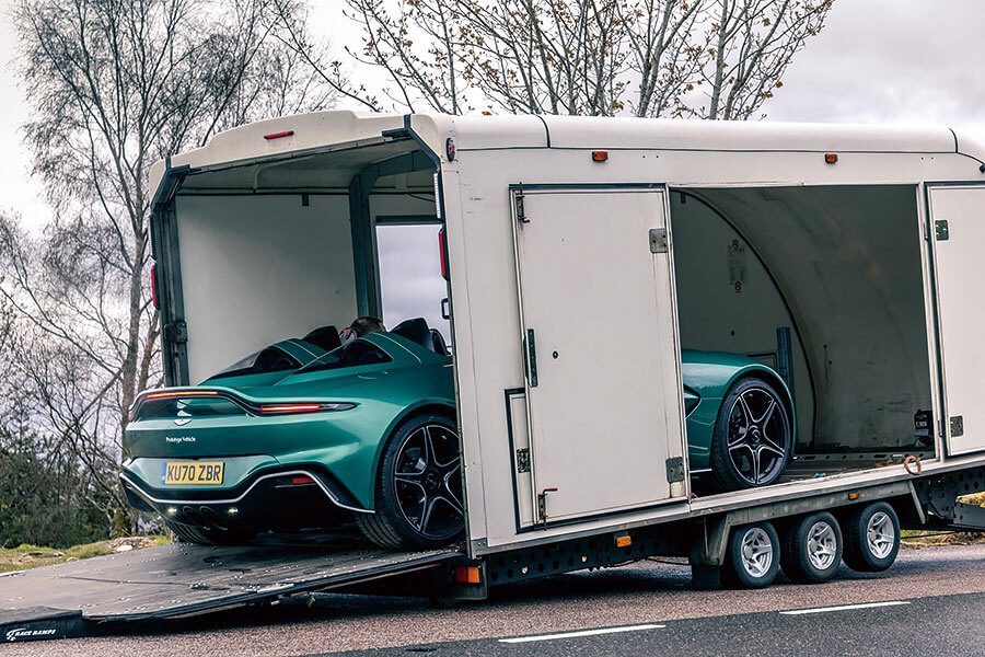 你會為一無所缺的億萬富翁製作甚麼東西呢?不就是沒有擋風窗、車頂和道理可言的超跑囉。我們有幸在某個翻風日子獨佔這些終極speedster,試招場地顯然非蘇格蘭莫屬。