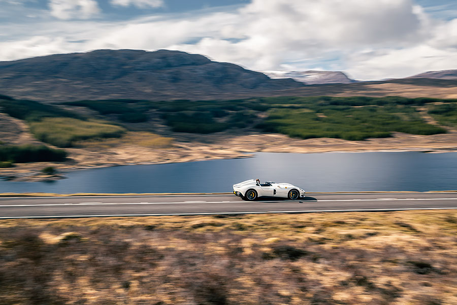 你會為一無所缺的億萬富翁製作甚麼東西呢?不就是沒有擋風窗、車頂和道理可言的超跑囉。我們有幸在某個翻風日子獨佔這些終極speedster,試招場地顯然非蘇格蘭莫屬。