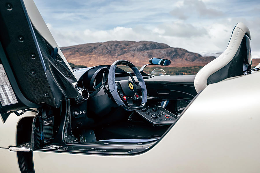 你會為一無所缺的億萬富翁製作甚麼東西呢?不就是沒有擋風窗、車頂和道理可言的超跑囉。我們有幸在某個翻風日子獨佔這些終極speedster,試招場地顯然非蘇格蘭莫屬。