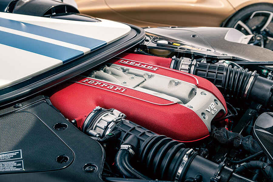 你會為一無所缺的億萬富翁製作甚麼東西呢?不就是沒有擋風窗、車頂和道理可言的超跑囉。我們有幸在某個翻風日子獨佔這些終極speedster,試招場地顯然非蘇格蘭莫屬。