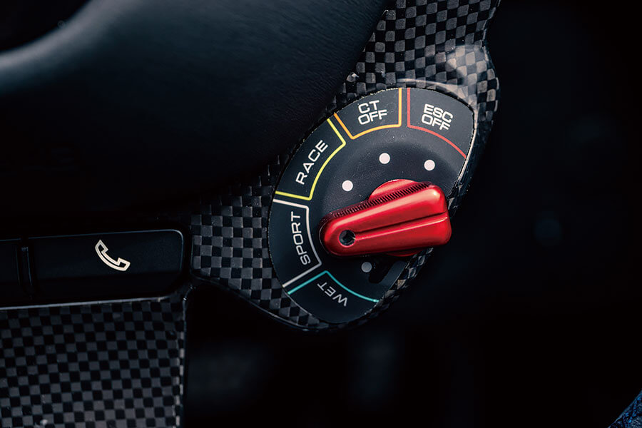 你會為一無所缺的億萬富翁製作甚麼東西呢?不就是沒有擋風窗、車頂和道理可言的超跑囉。我們有幸在某個翻風日子獨佔這些終極speedster,試招場地顯然非蘇格蘭莫屬。