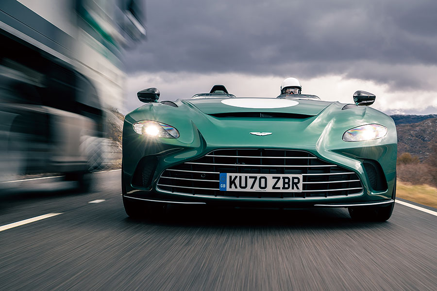 你會為一無所缺的億萬富翁製作甚麼東西呢?不就是沒有擋風窗、車頂和道理可言的超跑囉。我們有幸在某個翻風日子獨佔這些終極speedster,試招場地顯然非蘇格蘭莫屬。